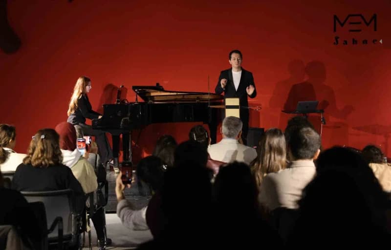 Peter Theremin, sergilediği performansla izleyenleri etkiledi.