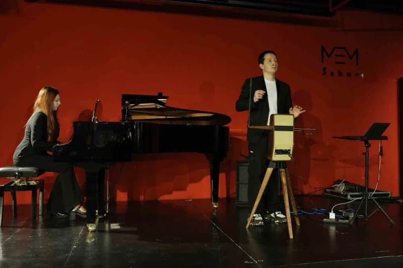 Peter Theremin, sergilediği performansla izleyenleri etkiledi.
