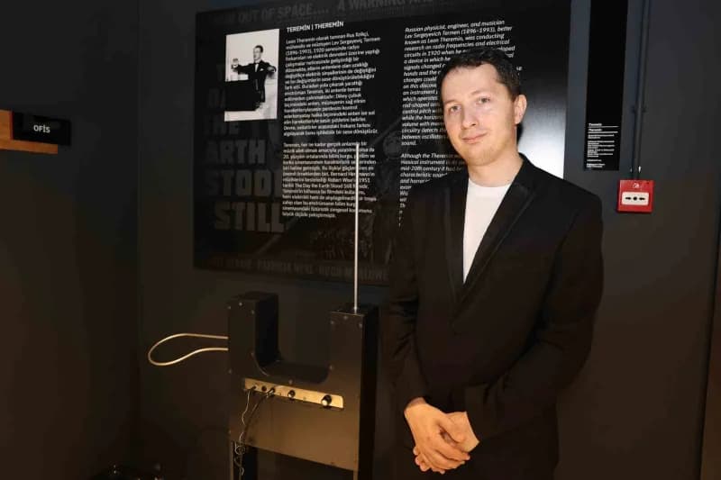 Peter Theremin, sergilediği performansla izleyenleri etkiledi.