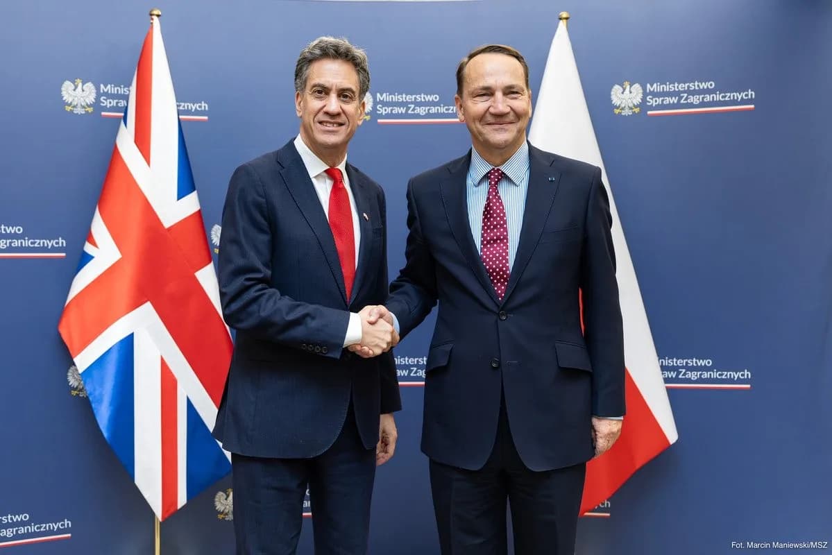 Polonya Dışişleri Bakanı Radoslaw Sikorski ve İngiltere Dışişleri Bakanı Ed Miliband ortak basın toplantısında