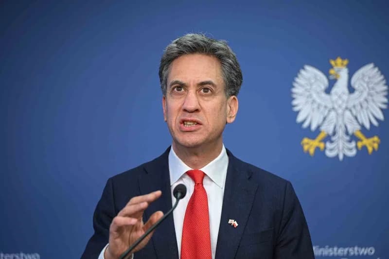 İngiltere Dışişleri Bakanı Miliband, Avrupa'nın Rusya'nın hibrit saldırılarıyla karşı karşıya olduğunu, ancak Polonya'nı