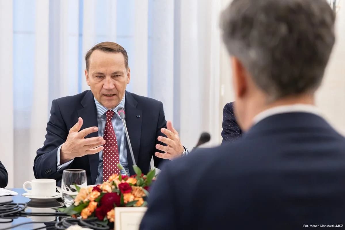Polonya Dışişleri Bakanı Radoslaw Sikorski, İngiliz mevkidaşı Ed Miliband ile gerçekleştirdiği basın toplantısında, "Ukr