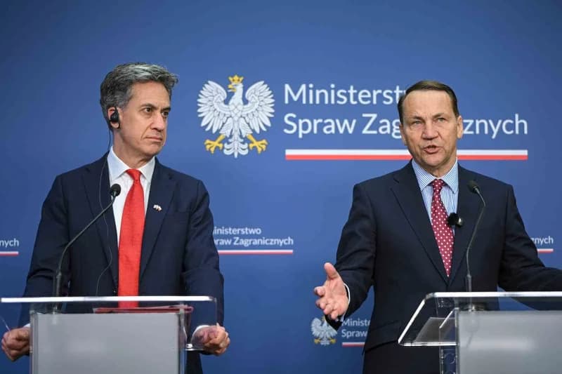 Polonya Dışişleri Bakanı Radoslaw Sikorski (Solda), İngiliz mevkidaşı Ed Miliband (Sağda) ile basın toplantısı gerçekleş