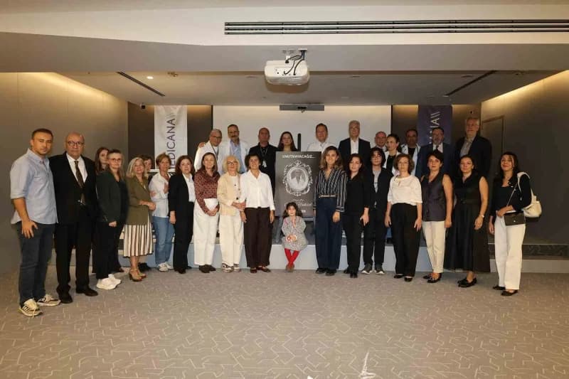 Medicana International İzmir Hastanesi konferans salonunda Prof. Dr. Arif Yüksel anısına düzenlenen tören