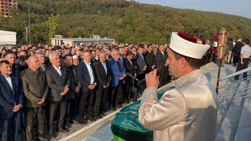Düzce Üniversitesi’nde öğretim görevlisi olarak çalışan İnşaat Mühendisi Prof. Dr. Ayhan Şamandar ge
