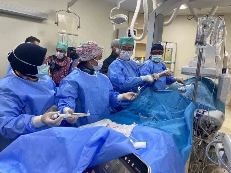 Gaziantep Üniversitesi Çocuk Hastanesi’nde yeni nesil pulmoner kapak uygulaması yapılırken doktorlar işlem gerçekleştiri