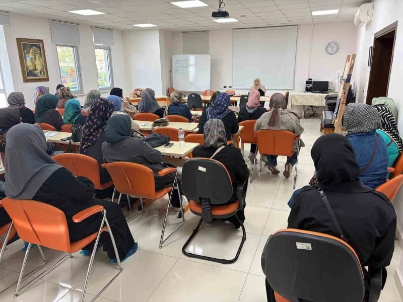 Pursaklar Hanım Evlerinde kadınların katıldığı Meal Tefsir Dersi sırasında çekilmiş bir eğitim görüntüsü