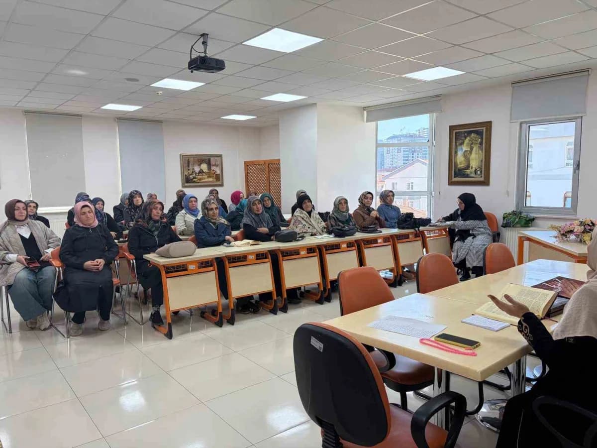Pursaklar'da kadınlara yönelik sosyal, kültürel ve eğitim faaliyetlerinin adreslerinden olan Pursaklar Belediyesi'ne bağ