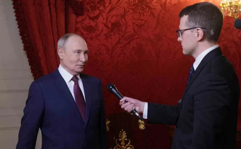 Vladimir Putin basın toplantısında konuşuyor