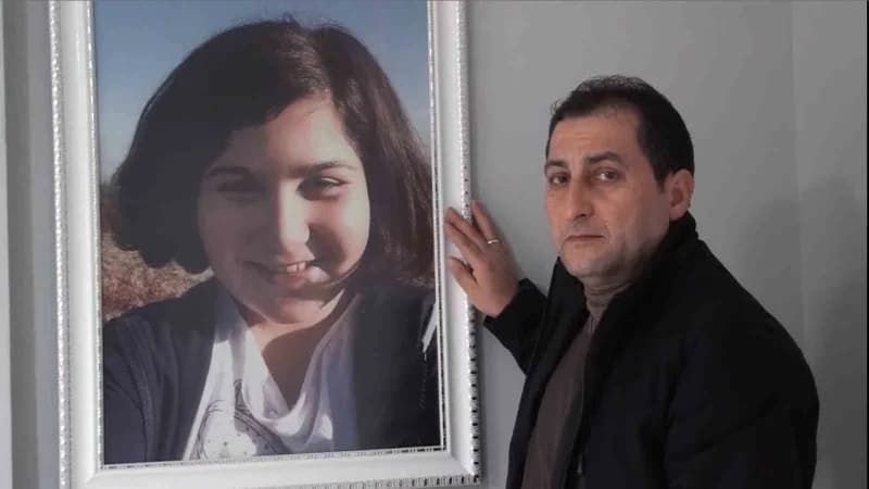 Rabia Naz Vatan’ın babası Şaban Vatan, kızının mezarı başında açıklama yapıyor