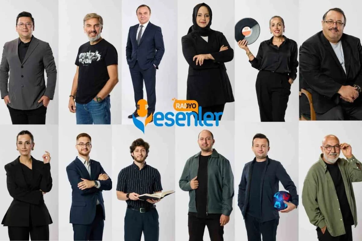 Radyo Esenler stüdyosunda yayın yapan sunucular ve ekipmanlar