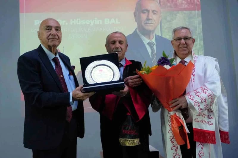 Bal’a, Mütevelli Heyet Başkanı İlker Tuncay ve Rektör Prof. Dr. Abdullah Kuzu tarafından teşekkür pl