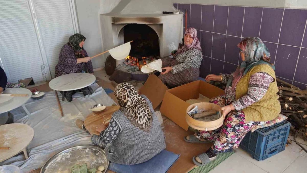 60-80 yaş arasındaki 11 kadın, annelerinden ve ninelerinden öğrendikleri imece usulü yufka açma geleneğini yaşatırken, k