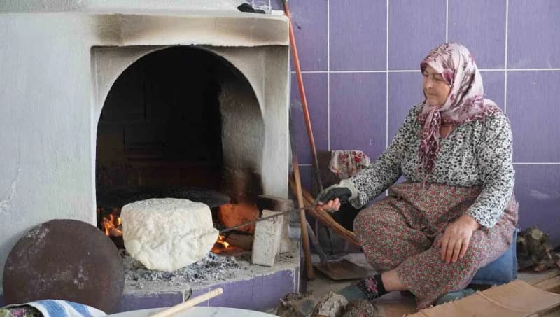 60-80 yaş arasındaki 11 kadın, annelerinden ve ninelerinden öğrendikleri imece usulü yufka açma geleneğini yaşatırken, k