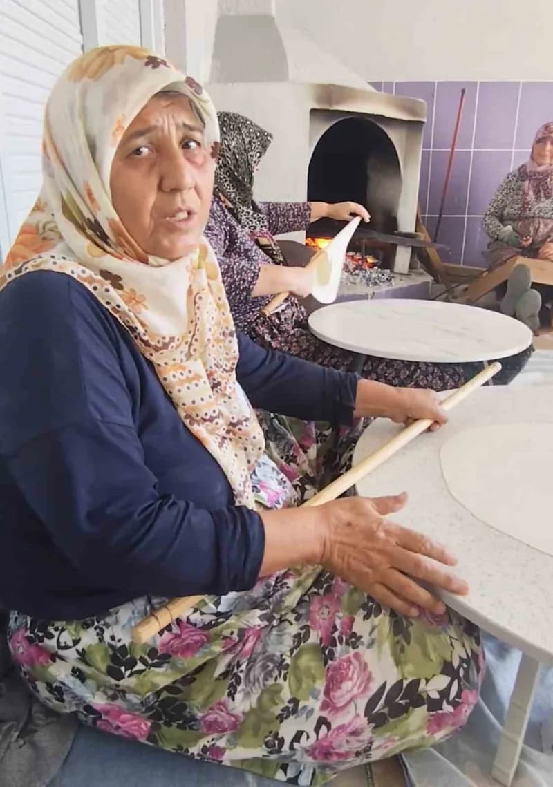 Ramazan yufkasının sahur sofralarında ayrı bir yeri olduğunu belirten 62 yaşındaki Sebiha İnan, geleneği her yıl yaşatma