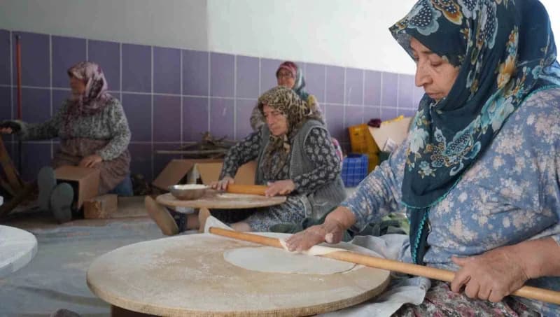 60-80 yaş arasındaki 11 kadın, annelerinden ve ninelerinden öğrendikleri imece usulü yufka açma geleneğini yaşatırken, k