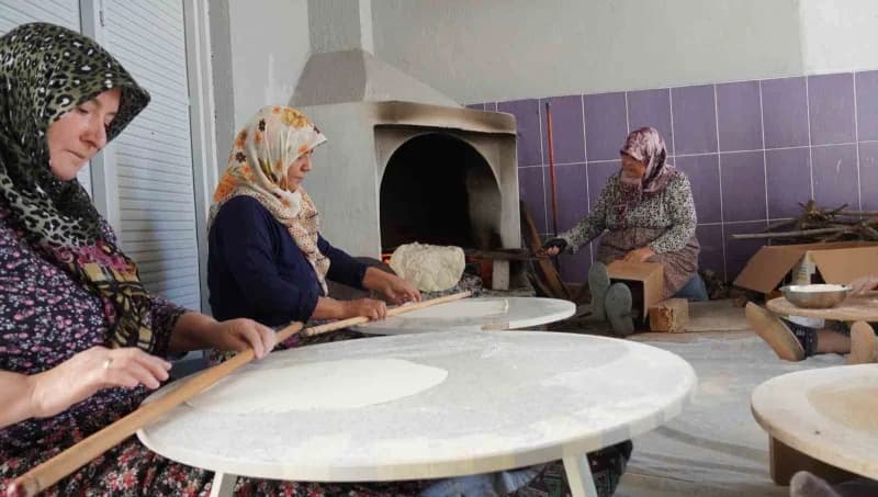 60-80 yaş arasındaki 11 kadın, annelerinden ve ninelerinden öğrendikleri imece usulü yufka açma geleneğini yaşatırken, k