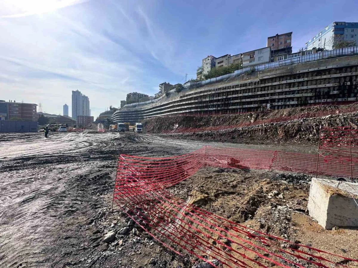 İstinat duvarlarında 1 santimetrelik dahi hareket tespit edilmediğini belirten Asutay, şantiyedeki ç
