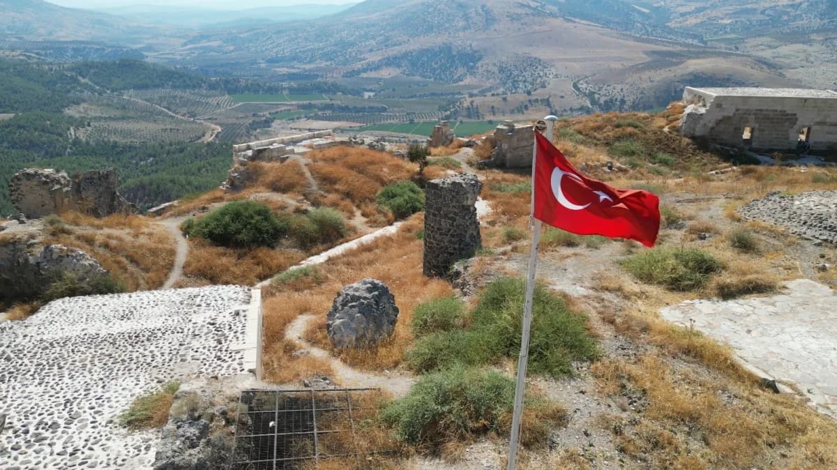 Kilis'in Polateli ilçesinde yüksek bir tepe üzerinde bulunan Ravanda Kalesi, yüzlerce basamakla ulaşılan yolu ve görkeml