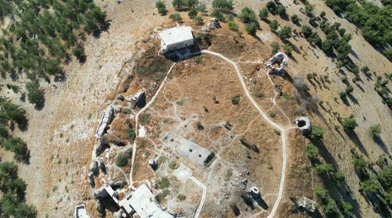 Kilis'in Polateli ilçesinde yüksek bir tepe üzerinde bulunan Ravanda Kalesi, yüzlerce basamakla ulaşılan yolu ve görkeml