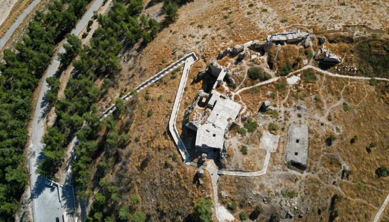 Kilis'in Polateli ilçesinde yüksek bir tepe üzerinde bulunan Ravanda Kalesi, yüzlerce basamakla ulaşılan yolu ve görkeml
