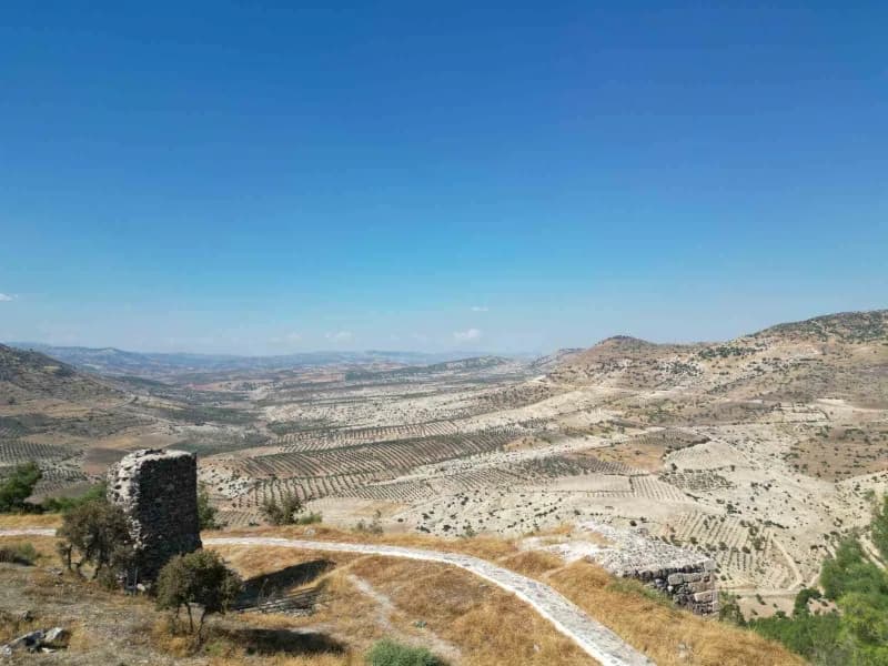 Kilis'in Polateli ilçesinde yüksek bir tepe üzerinde bulunan Ravanda Kalesi, yüzlerce basamakla ulaşılan yolu ve görkeml