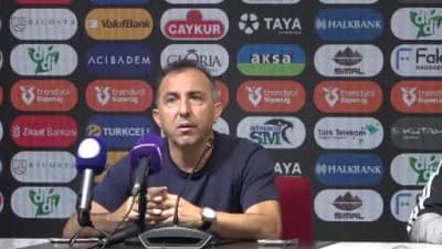 Çaykur Rizespor Teknik Direktörü Recep Uçar basın toplantısında açıklama yapıyor