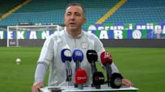 Çaykur Rizespor Teknik Direktörü Recep Uçar basın açıklaması yaparken
