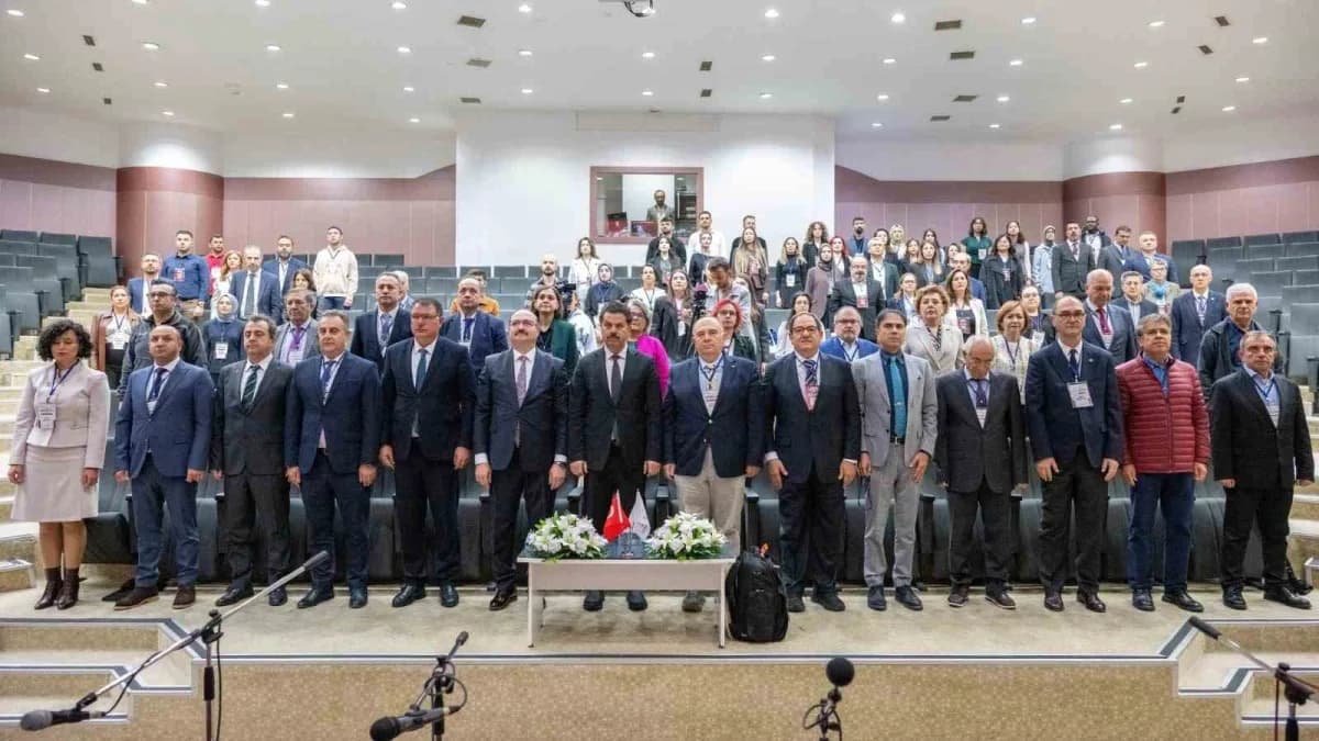 Atatürk Üniversitesi Rektörü Prof. Dr. Ahmet Hacımüftüoğlu’nun davetli konuşmacı olarak katıldığı kongrede konuşan Bilim
