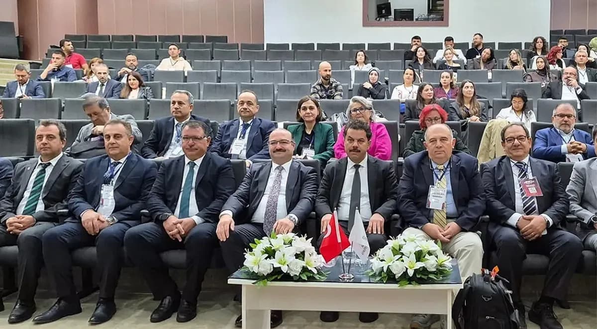6. Uluslararası Aşı Bilimi Kongresinde konuşma yapan Prof. Dr. Ahmet Hacımüftüoğlu