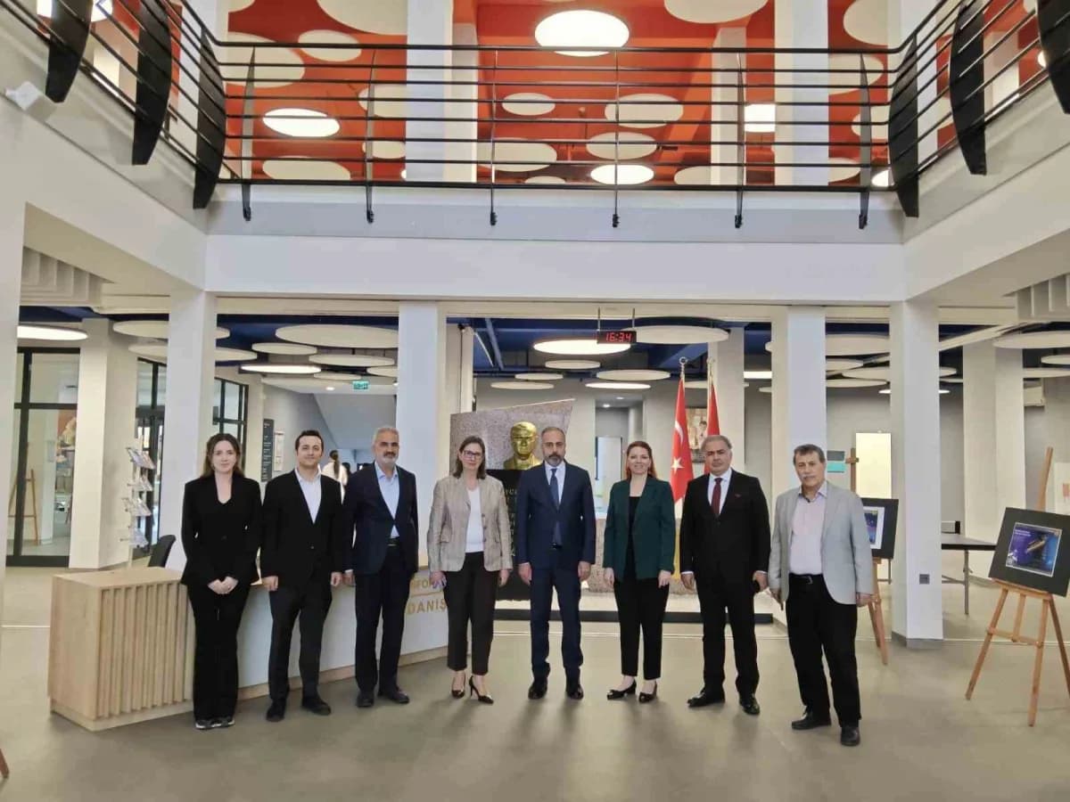 Van Yüzüncü Yıl Üniversitesi Rektörü Prof. Dr. Hamdullah Şevli, Bitlis'teki Özel Eren Fen ve Teknoloji Lisesini ziyaret
