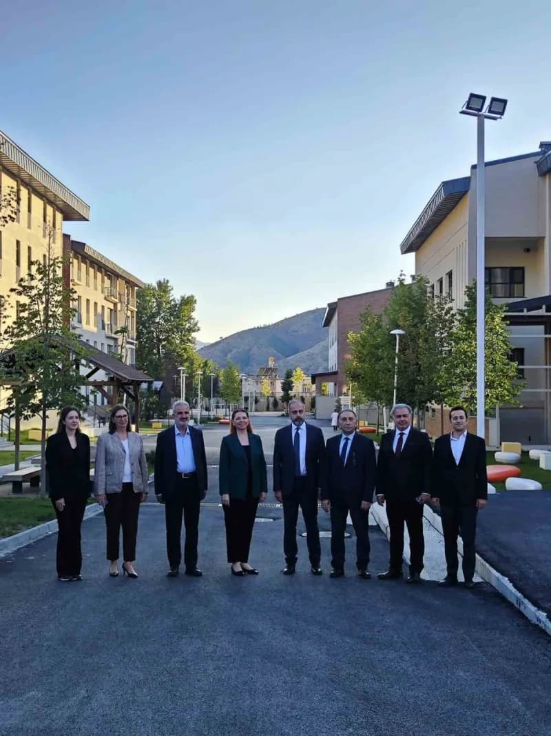 Van Yüzüncü Yıl Üniversitesi Rektörü Prof. Dr. Hamdullah Şevli, Bitlis’te faaliyet gösteren Özel Eren Fen ve Teknoloji L