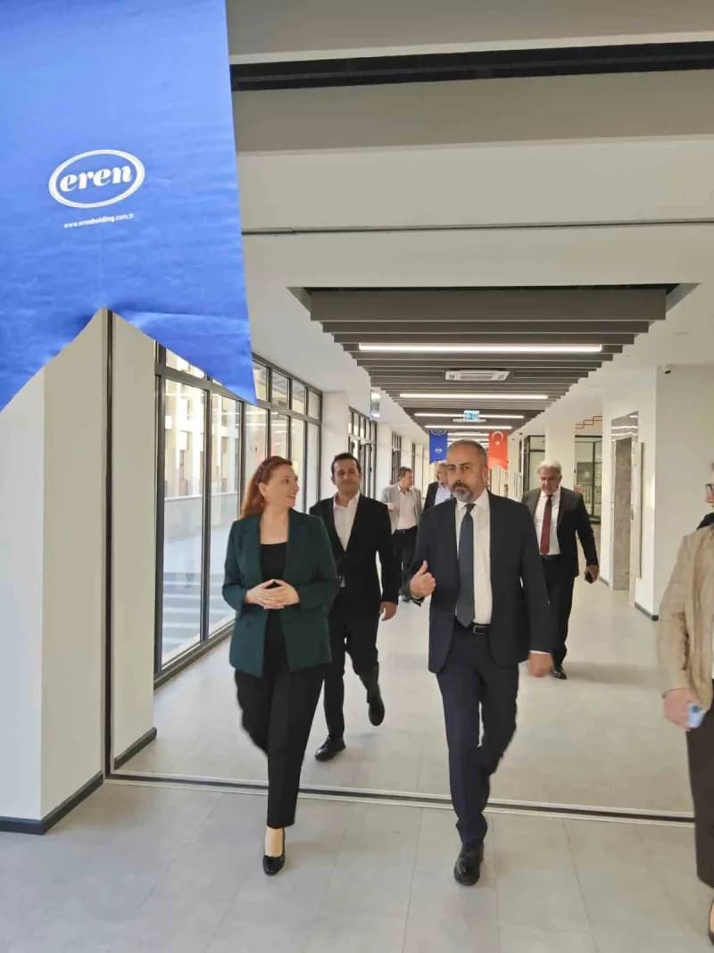 Van Yüzüncü Yıl Üniversitesi Rektörü Prof. Dr. Hamdullah Şevli, Bitlis’te faaliyet gösteren Özel Eren Fen ve Teknoloji L