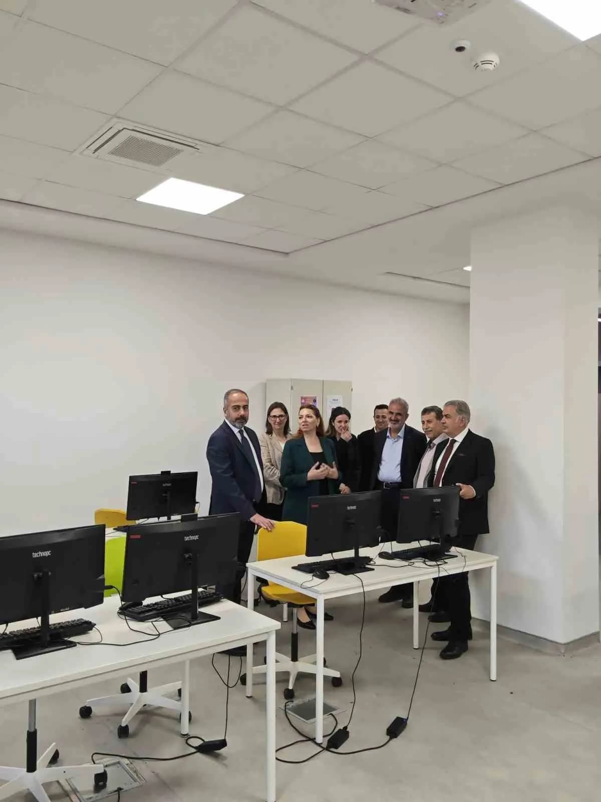 Van Yüzüncü Yıl Üniversitesi Rektörü Prof. Dr. Hamdullah Şevli, Bitlis’te faaliyet gösteren Özel Eren Fen ve Teknoloji L