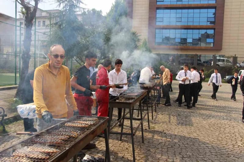 Festivalde, bu yıl palamut bolluğu nedeniyle öğrencilere palamut ikram edildi.
