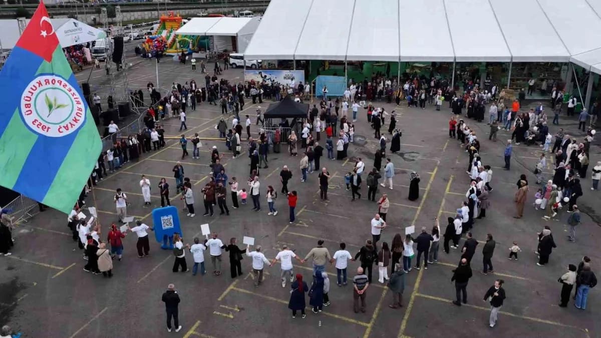 Rize GastronomiRize 2026 etkinliğinde horon oynayan katılımcılar ve yöresel yemekler