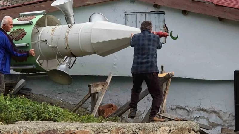 Rize İkizdere Garzavan Yaylası’nda teleferikle yere yatırılmış cami minaresi