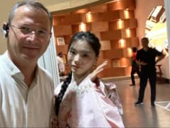 CHP’li Ruhtan Başkaya’nın Çin’de yöresel kıyafetli genç kızlarla çekilmiş fotoğrafları sosyal medyada paylaşıldı
