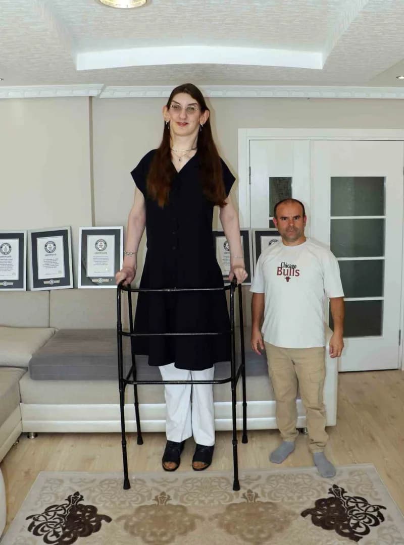 İlk kez 2014 yılında 2 metre 13 santimetrelik boyuyla "Dünyanın 18 yaş altı en uzun genç kızı" ünvan