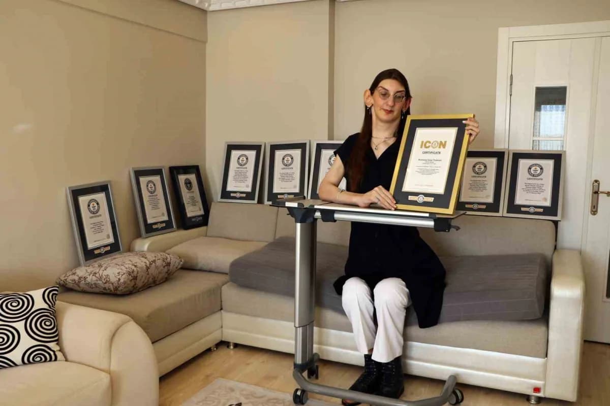 İlk kez 2014 yılında 2 metre 13 santimetrelik boyuyla "Dünyanın 18 yaş altı en uzun genç kızı" ünvan