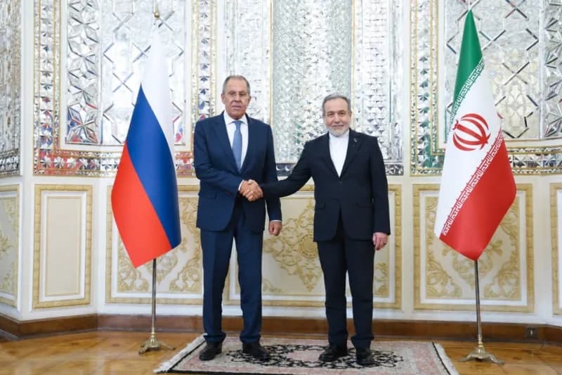 Rusya Dışişleri Bakanı Sergey Lavrov (Solda), İran Dışişleri Bakanı Abbas Arakçi (Sağda)