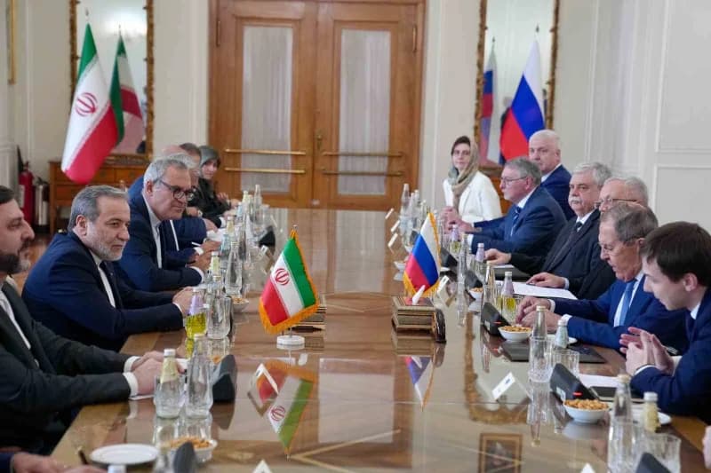 Lavrov, başkent Tahran'da İran Dışişleri Bakanı Abbas Arakçi ile görüştü. İki bakan, görüşmenin ardından ortak basın top