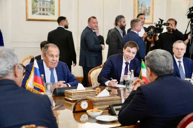 Lavrov, başkent Tahran'da İran Dışişleri Bakanı Abbas Arakçi ile görüştü. İki bakan, görüşmenin ardından ortak basın top