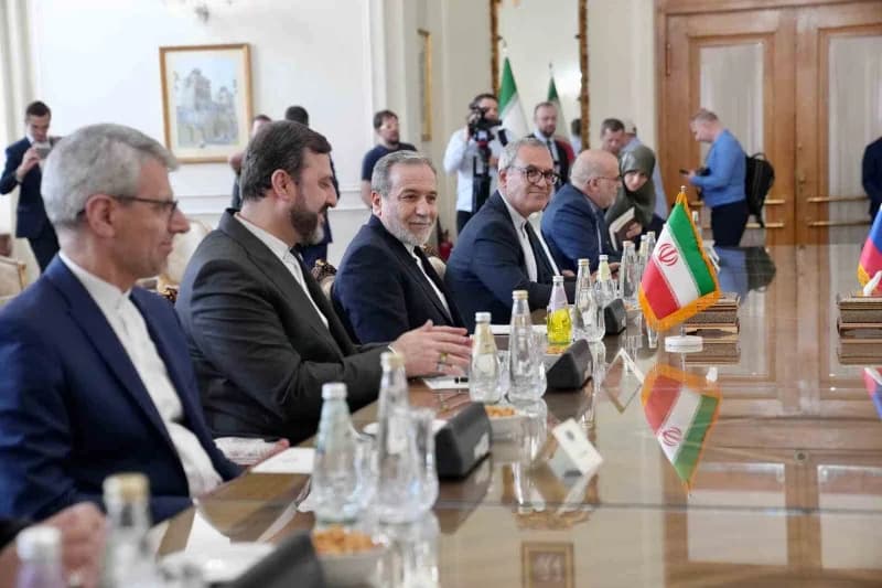 Lavrov, başkent Tahran'da İran Dışişleri Bakanı Abbas Arakçi ile görüştü. İki bakan, görüşmenin ardından ortak basın top
