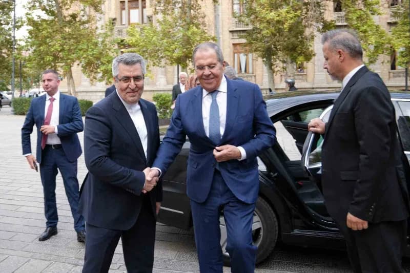 İran Dışişleri Bakanı Abbas Arakçi, resmi temaslarda bulunmak üzere Tahran'a gelen Rusya Dışişleri Bakanı Sergey Lavrov