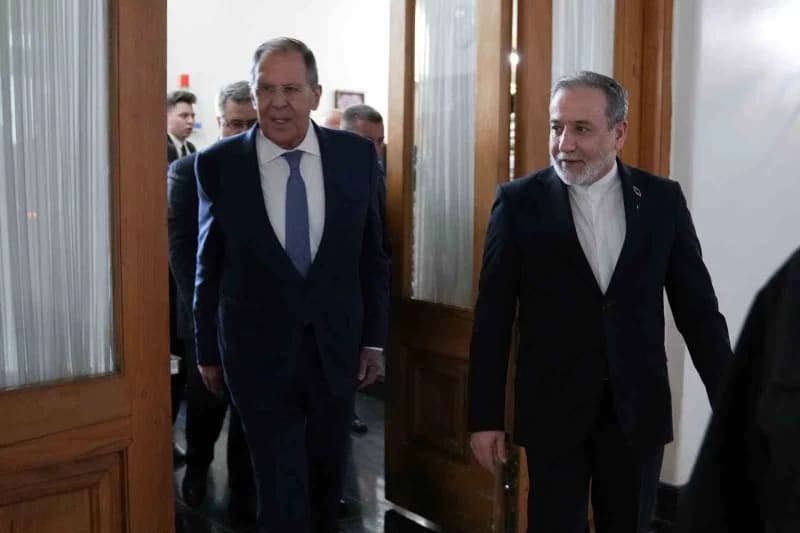 İran Dışişleri Bakanı Abbas Arakçi, resmi temaslarda bulunmak üzere Tahran'a gelen Rusya Dışişleri Bakanı Sergey Lavrov