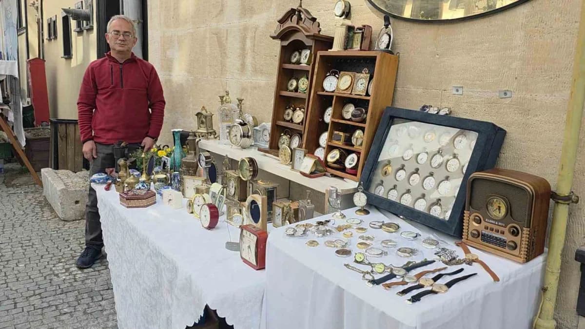 Kütahya'da Mustafa Arslan'ın Osmanlı döneminden 1950'lere uzanan saat koleksiyonundan çeşitli cep, masa ve duvar saatler