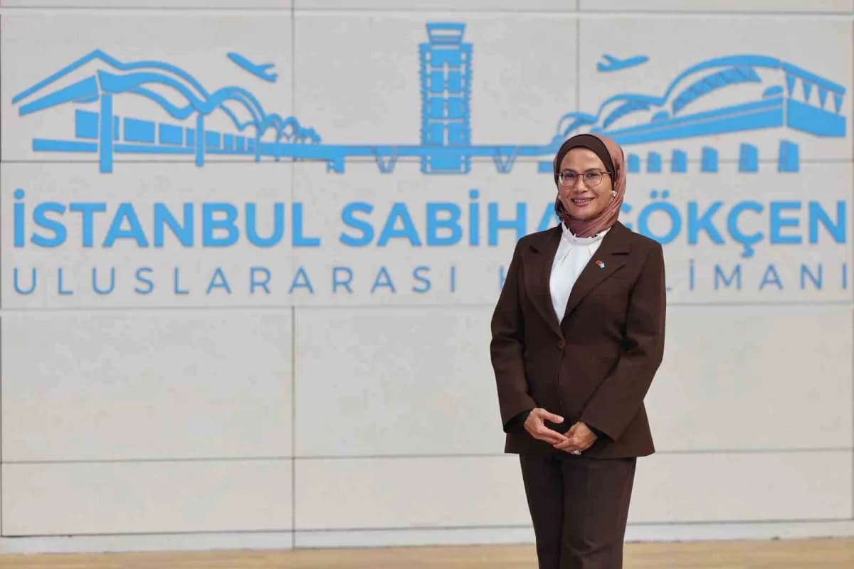 Sabiha Gökçen Havalimanı terminalinde plastik atıklarla doldurulmuş şeffaf valizlerin sergilendiği çevre farkındalık etk