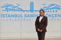Sabiha Gökçen Havalimanı terminalinde plastik atıklarla doldurulmuş şeffaf valizlerin sergilendiği çevre farkındalık etk