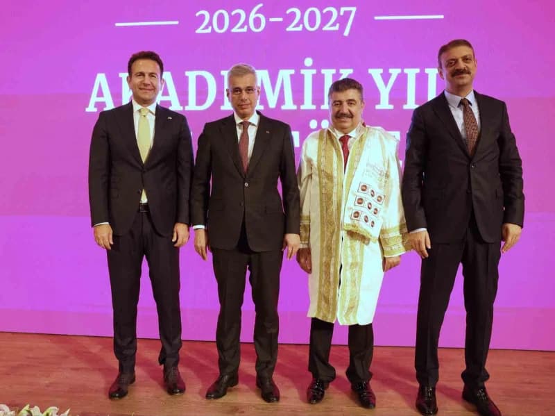 Sağlık Bakanı Kemal Memişoğlu, Bezmialem Vakıf Üniversitesi akademik açılış töreninde konuşma yaparken